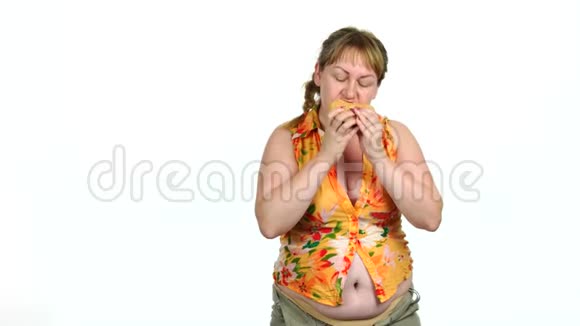 饥饿的中年妇女吃汉堡视频的预览图