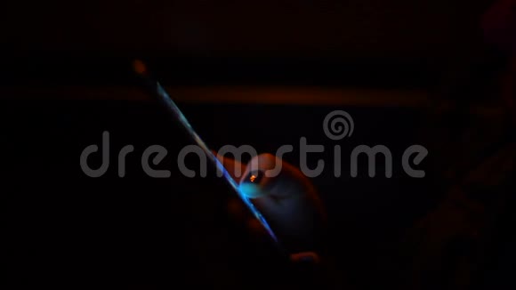 晚上智能手机在女孩手里视频的预览图