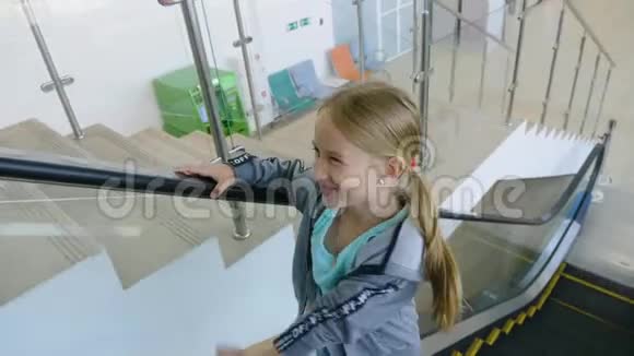 年轻快乐的少女独自在商场自动扶梯视频的预览图