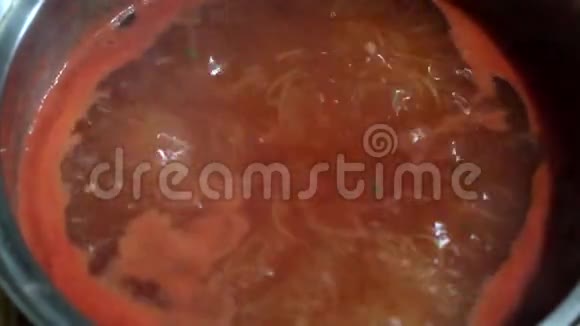 锅里煮的番茄视频的预览图