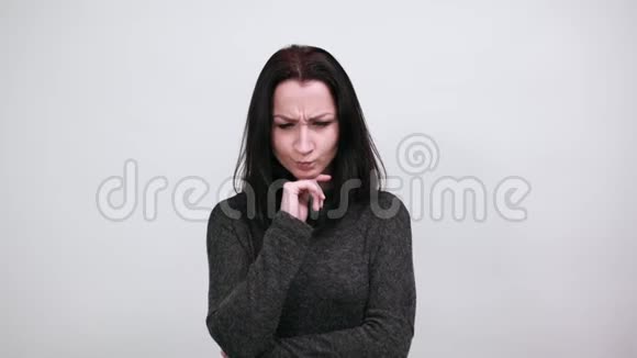 女人用手指交叉等待着特殊的时刻把手放在下巴上视频的预览图