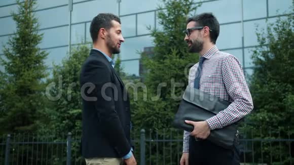同事成功的男人在户外握手道别然后离开视频的预览图