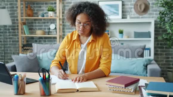 非洲裔美国青少年在家学习在书桌前写读书视频的预览图