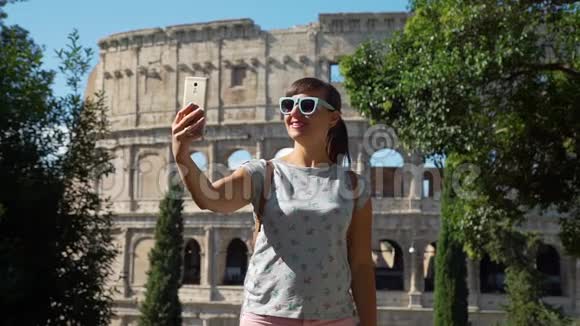 在罗马竞技场附近自拍的年轻女子视频的预览图