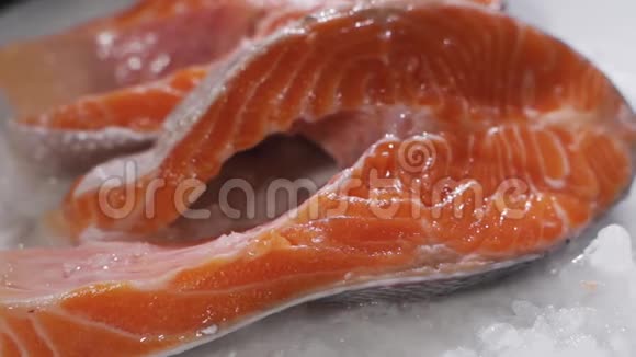 新鲜的鱼在冰上东京市场视频的预览图