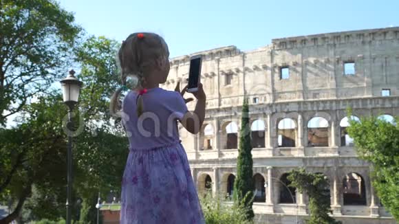 小女孩在罗马的竞技场拍照视频的预览图
