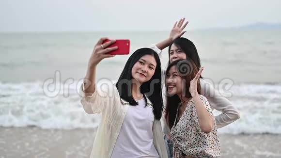 亚洲女人在海滩上拍照暑假旅游泰国放松和娱乐视频的预览图