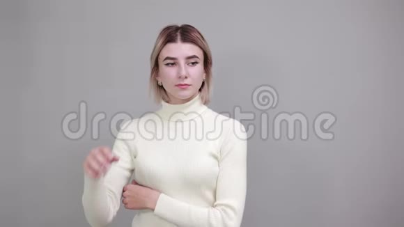 令人厌烦的年轻白种人女人把手放在脸颊上问候概念视频的预览图