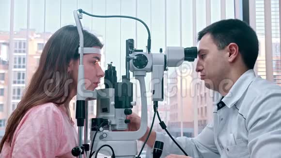 眼科治疗一名医生用特殊设备检查年轻女性视力一种视频的预览图