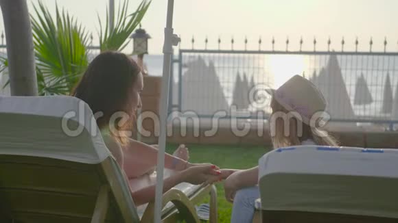 年轻的母亲和女儿一起在热带度假胜地度假生活方式在夏天旅行视频的预览图