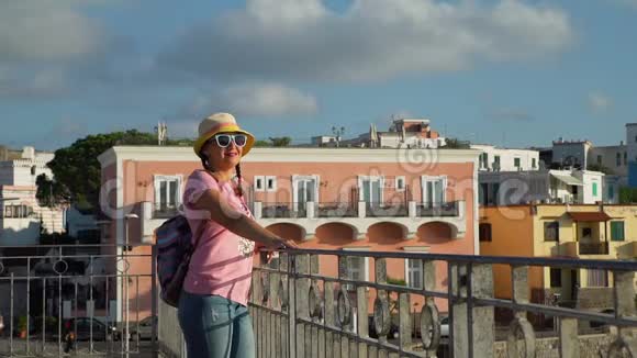 欣赏意大利城市风景的年轻女游客视频的预览图