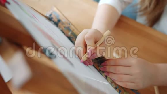 女孩用彩色铅笔单独完成的手绘视频的预览图