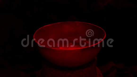 黑暗中的红色吸烟魔药视频的预览图