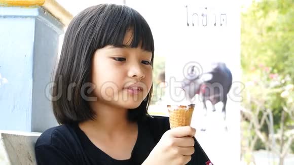 亚洲孩子舔冰淇淋视频的预览图