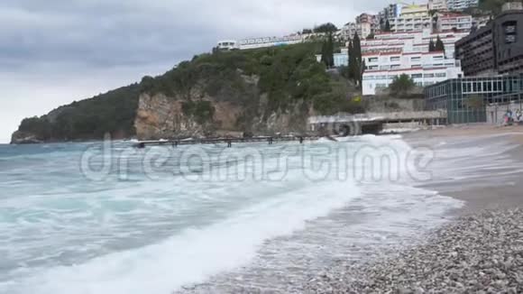 海岸的手持海浪拍击视频的预览图
