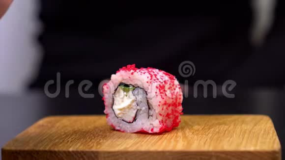 桌上的寿司特写视频的预览图