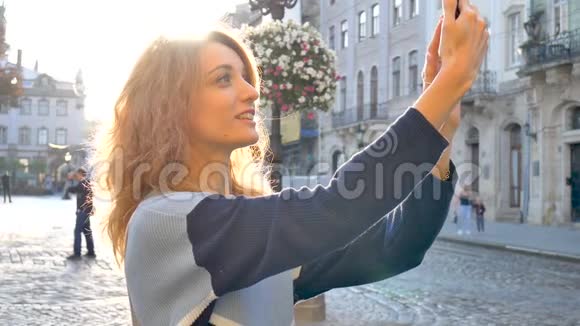 欧洲古城广场上一位女游客清晨合影留念的女性户外肖像视频的预览图