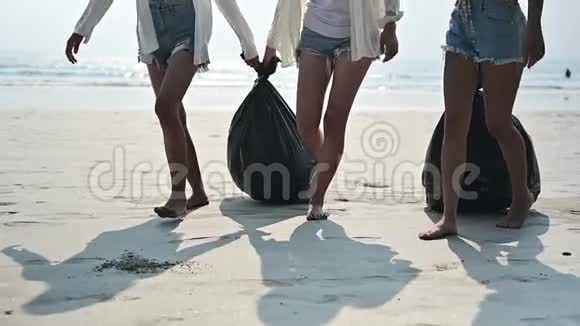 亚洲妇女在海滩上收集垃圾拯救环境视频的预览图