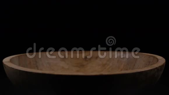 爆米花掉进了一个木碗里视频的预览图