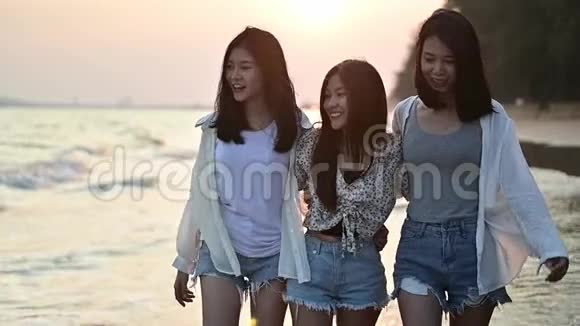亚洲女人在海滩日落暑假旅游泰国放松和娱乐视频的预览图