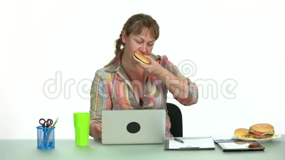 满意的办公室女人吃快餐视频的预览图