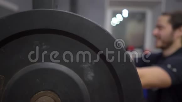 强壮的男人长发运动员举重运动员视频的预览图