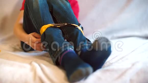 女婴绑脚的特写视频的预览图