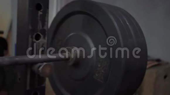 一个男人长发运动员举重运动员视频的预览图