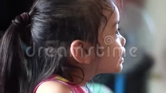 亚洲幼儿女孩用手势手语唱歌非常高兴视频的预览图