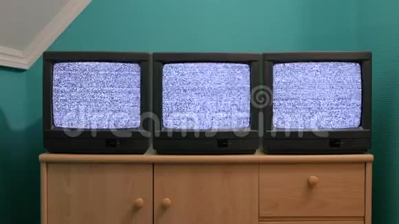 三台旧电视没有信号视频的预览图