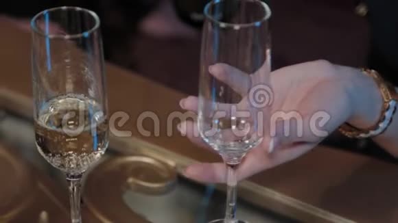 女孩把香槟倒进杯子里视频的预览图