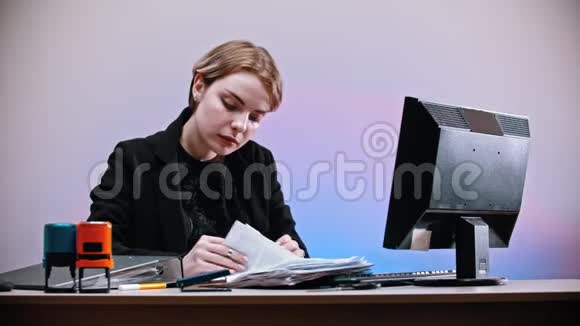 一个办公室在工作一个男人来到一个女人面前给她一份文件一个女人拿出一个名牌和你在一起被炒鱿鱼视频的预览图
