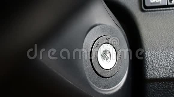 汽车驾驶员用按键扭转法启动汽车发动机停止发动机视频的预览图