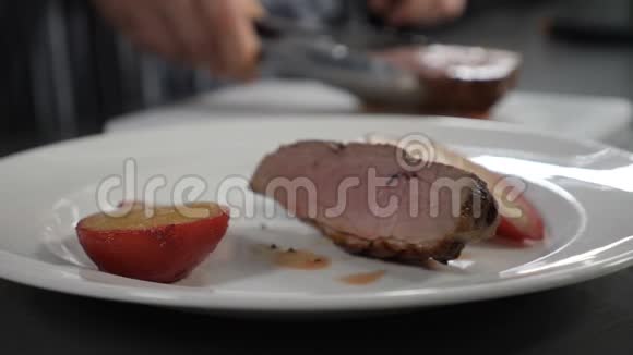 提供精美的美食厨师把炸鸭肉放在白盘上的特写镜头豪华酒店提供多汁肉菜视频的预览图