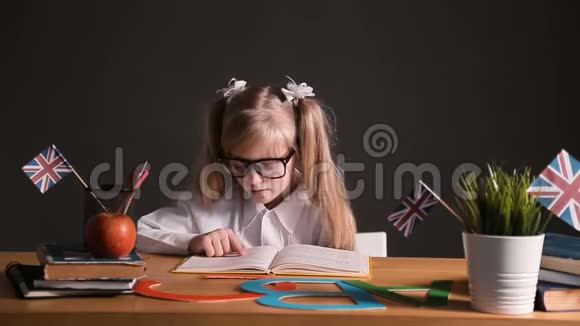 女孩练习英语阅读视频的预览图