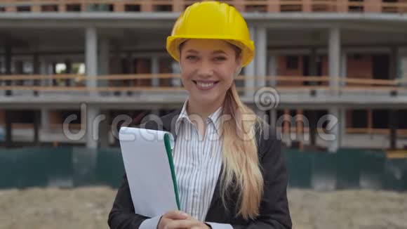 竖起大拇指一位30岁的女工程师穿着西装在建筑背景下打电话视频的预览图