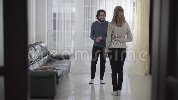 年轻的白种人戴着眼镜等待他的妻子展示怀孕测试快乐的未来父亲接女孩和视频的预览图
