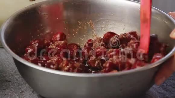 烹饪和樱桃糖视频的预览图