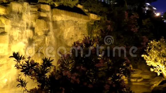 夜幕降临美丽的灯光在土耳其阿拉尼亚市视频的预览图