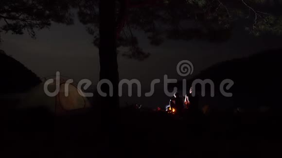 晚上在海边露营视频的预览图
