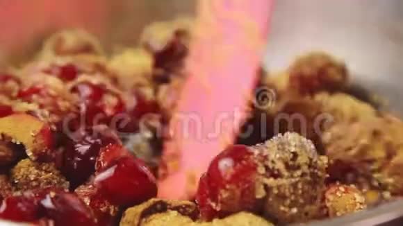 烹饪和樱桃糖视频的预览图