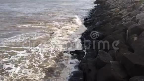 波浪溅落在岩石上视频的预览图