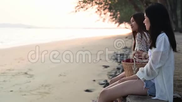亚洲女人在海滩日落暑假旅游泰国放松和娱乐视频的预览图
