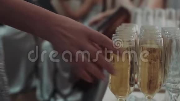 在自助餐桌上香槟视频的预览图