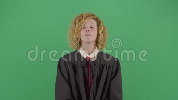 疯狂女裁判做脸视频的预览图