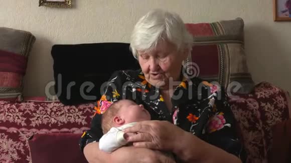 祖母抱着一个婴儿视频的预览图