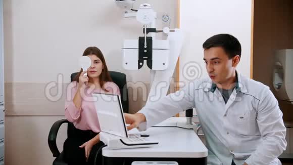 眼科治疗年轻女性在医生的柜子里检查视力视频的预览图
