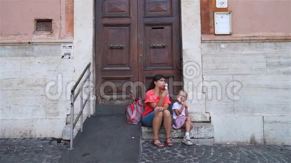 小女孩和妈妈在罗马享受冰淇淋视频的预览图