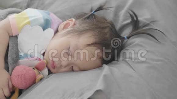 一个可爱的亚洲小宝宝正在快乐地睡觉视频的预览图