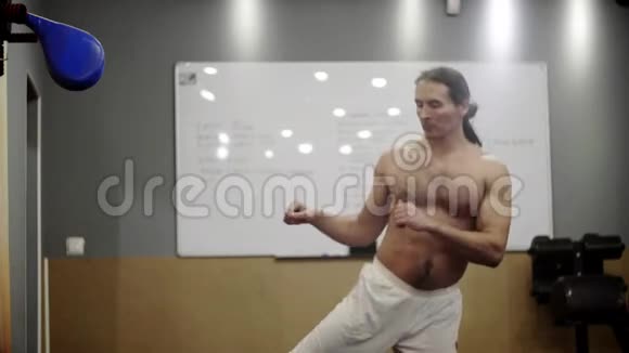 武术大师造型优美的躯干和长发训练视频的预览图